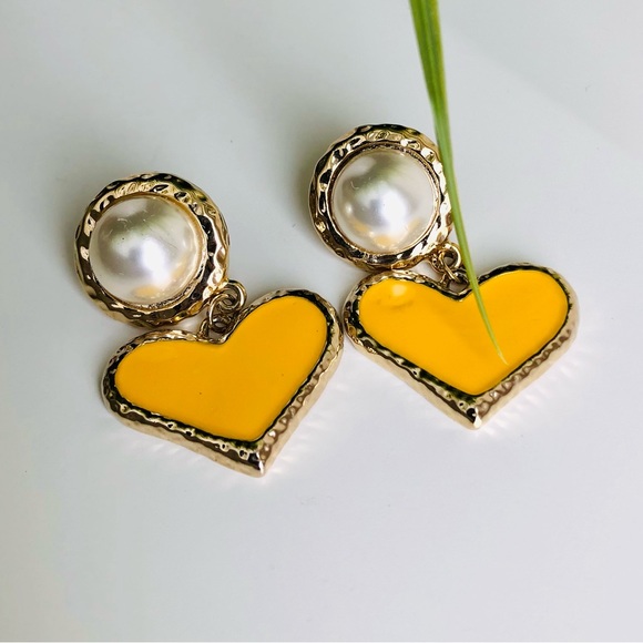 🟢3/$25 | Statement heart earrings - Picture 3 of 4